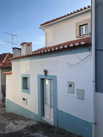Typical Small House Near Lisbon Оэйраш Экстерьер фото